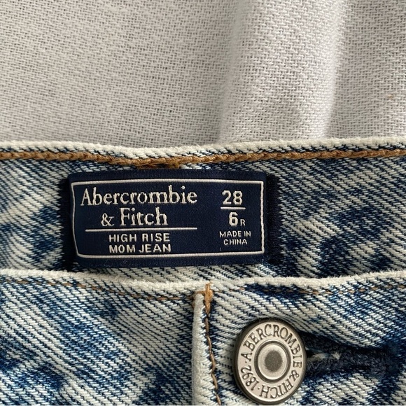 Abercrombie & Fitch High Rise Mom Jean Acid Wash size 28 / 6R - Picture 3 of 7